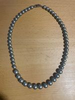 Elegante Halskette, grün-graue Perlen