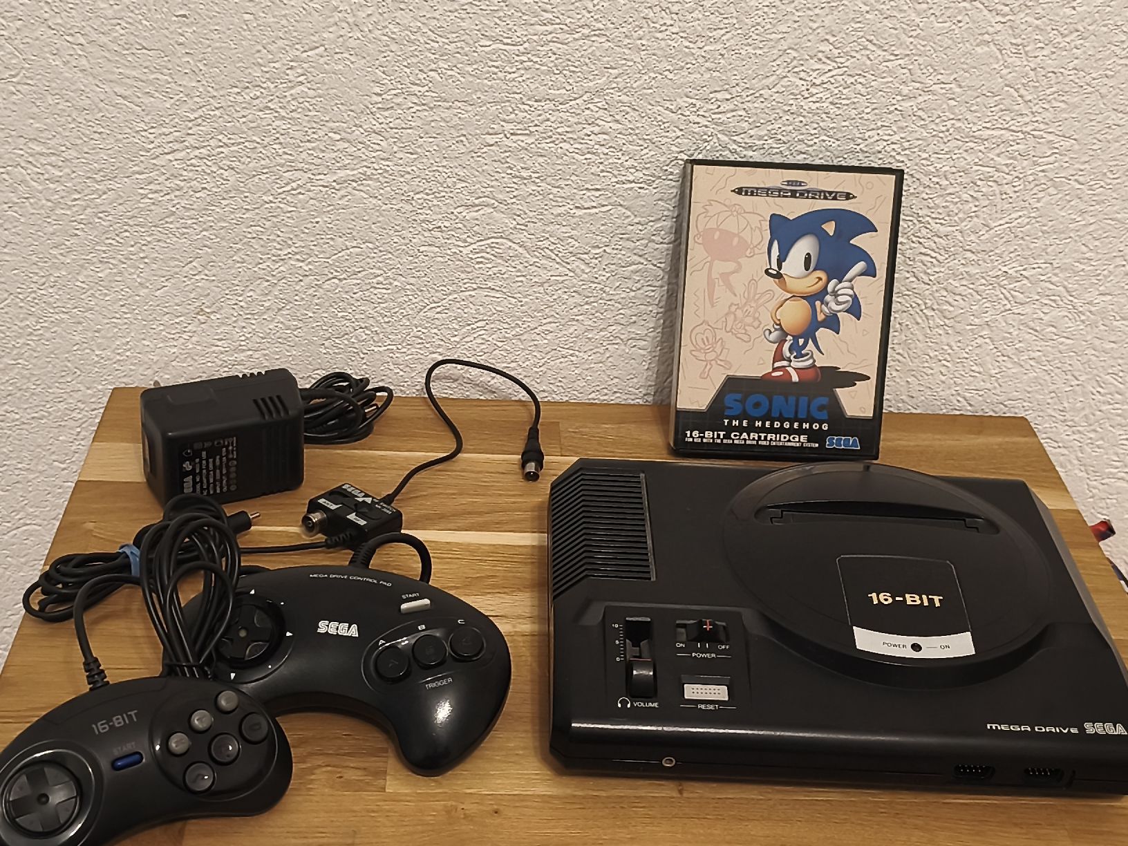 Sega Console: Console Sega Mega Drive 1 genesis - sonic + manette – Usato da Conthey venduto da Th3gr4yf0x