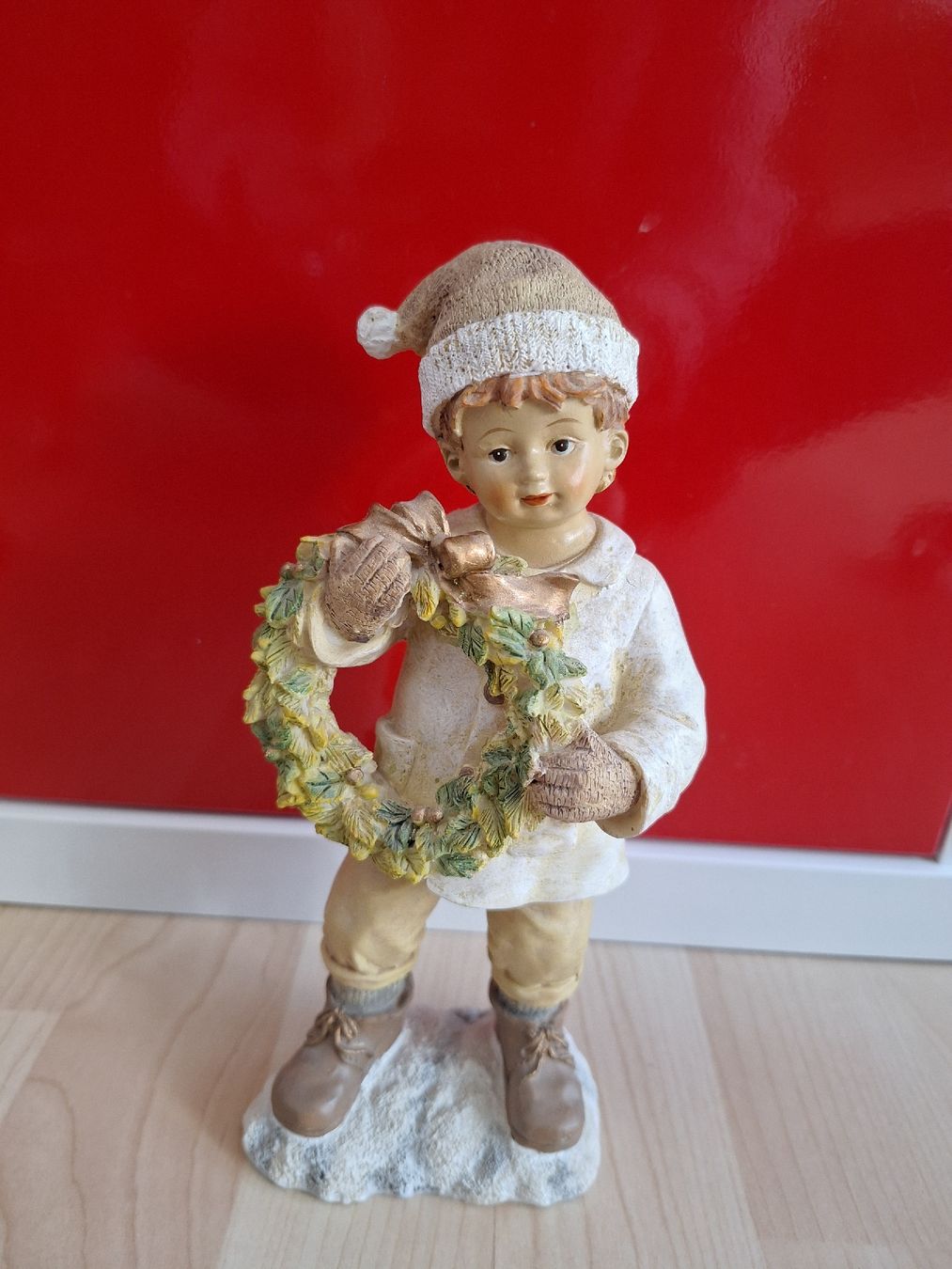 Statuette: Deko Figur Junge mit Weihnachtskranz ca 22 cm hoch – Usato da Wanzwil venduto da chlinih93