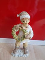Deko Figur Junge mit Weihnachtskranz ca 22 cm hoch