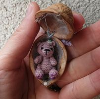 Handgefertigte Miniatur Bärchen( circa 3 cm)  Walnussschale