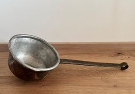 antike Kupferpfanne, Schöpfkelle, uralt mit Ausguss