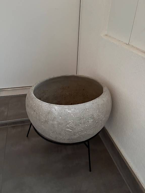 Blumentöpfe: Cache-pot ciment – Gebraucht aus Conthey von carina.pereira 1