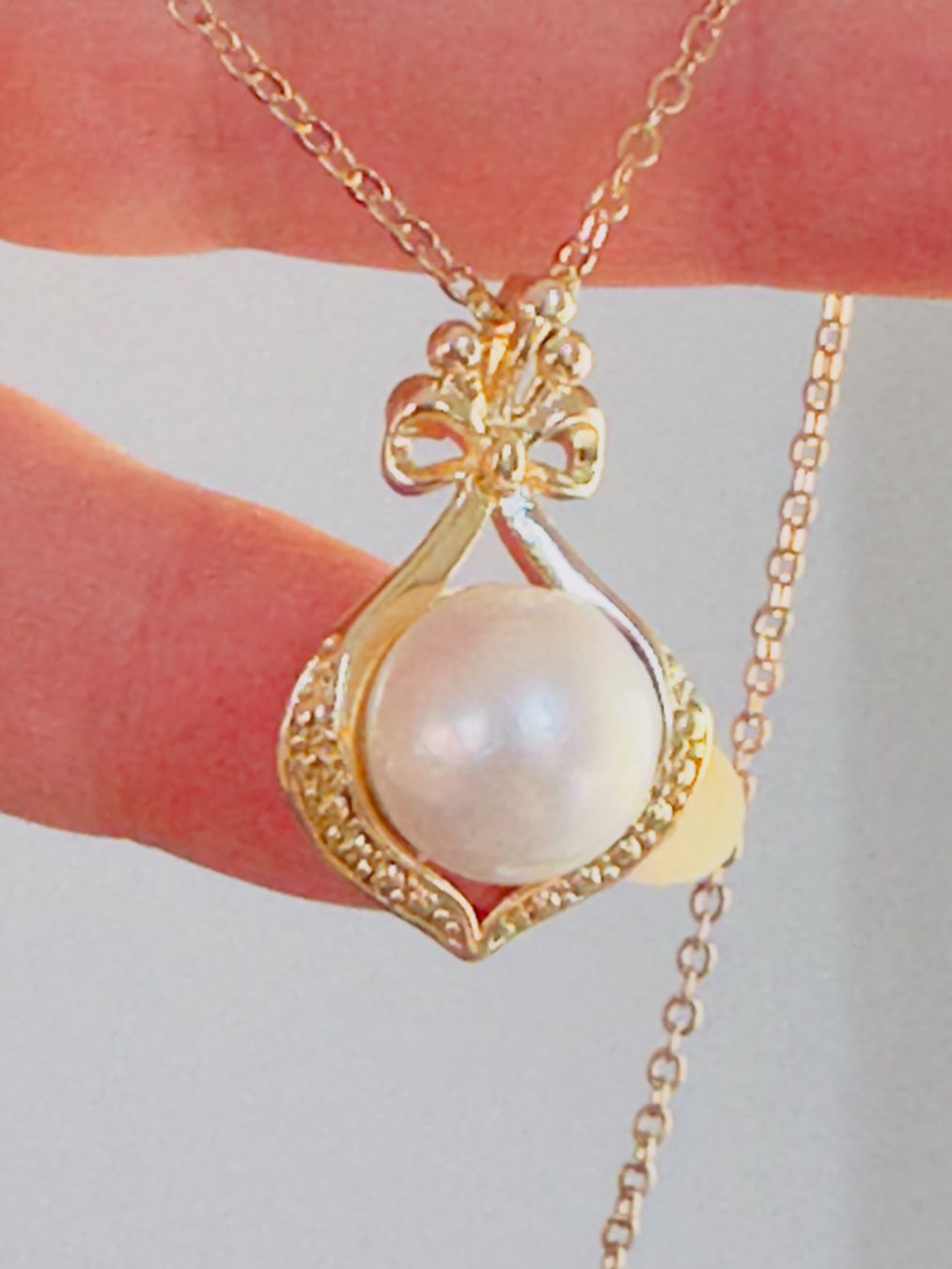 Catenine: Shell white Pearl Necklace – Nuovo e nell'imballaggio originale da Genève venduto da AGBERG 1