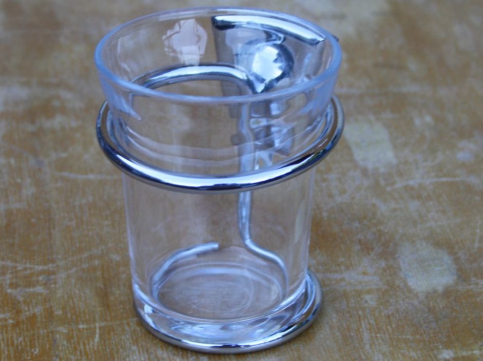 Bicchieri: VINTAGE ZAHNGLAS MIT WANDHALTER – Usato da Wauwil venduto da Pneuedy