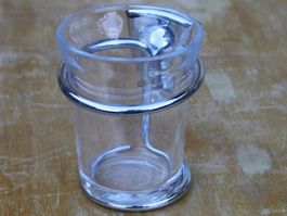 VINTAGE ZAHNGLAS MIT WANDHALTER