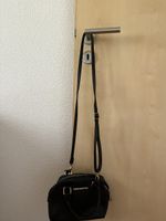 schwarze Umhängetasche