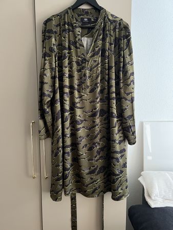 Kleid grün/schwarz Muster Grösse M guter Zustand
