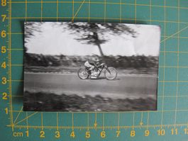 Photographie d'une moto en course ou record de vitesse