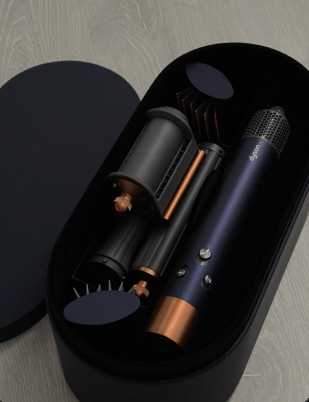 Dyson Piastre & Arricciacapelli: Dyson Airwrap Complete Long (Dark Blue/Copper) – Nuovo (secondo la descrizione) da Biel/Bienne venduto da Peeeep10