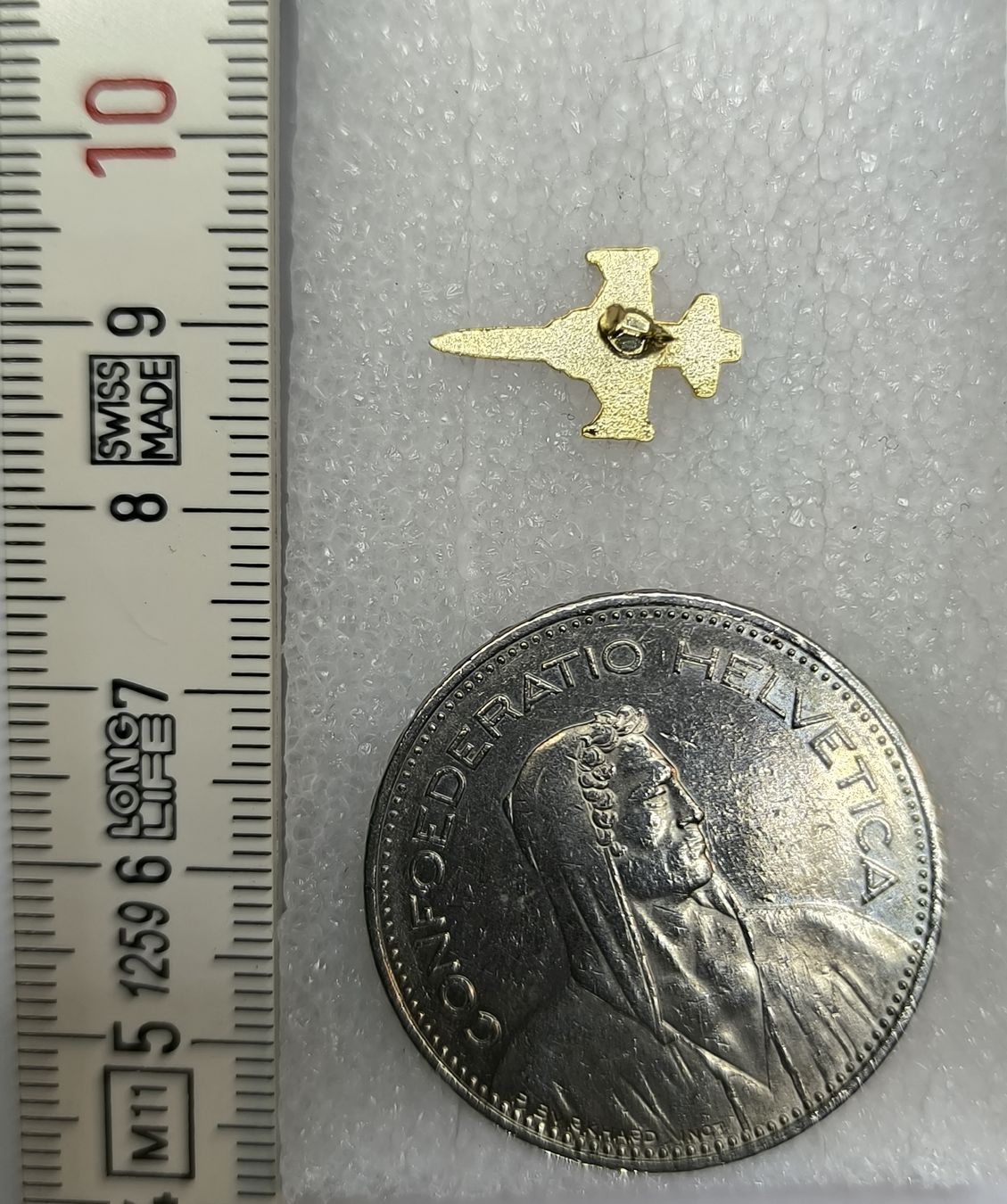 Swiss Plaketten & Abzeichen: Pin Flugzeug Schweizer Luftwaffe  – Gebraucht aus Boniswil von ilk_qkq5 1