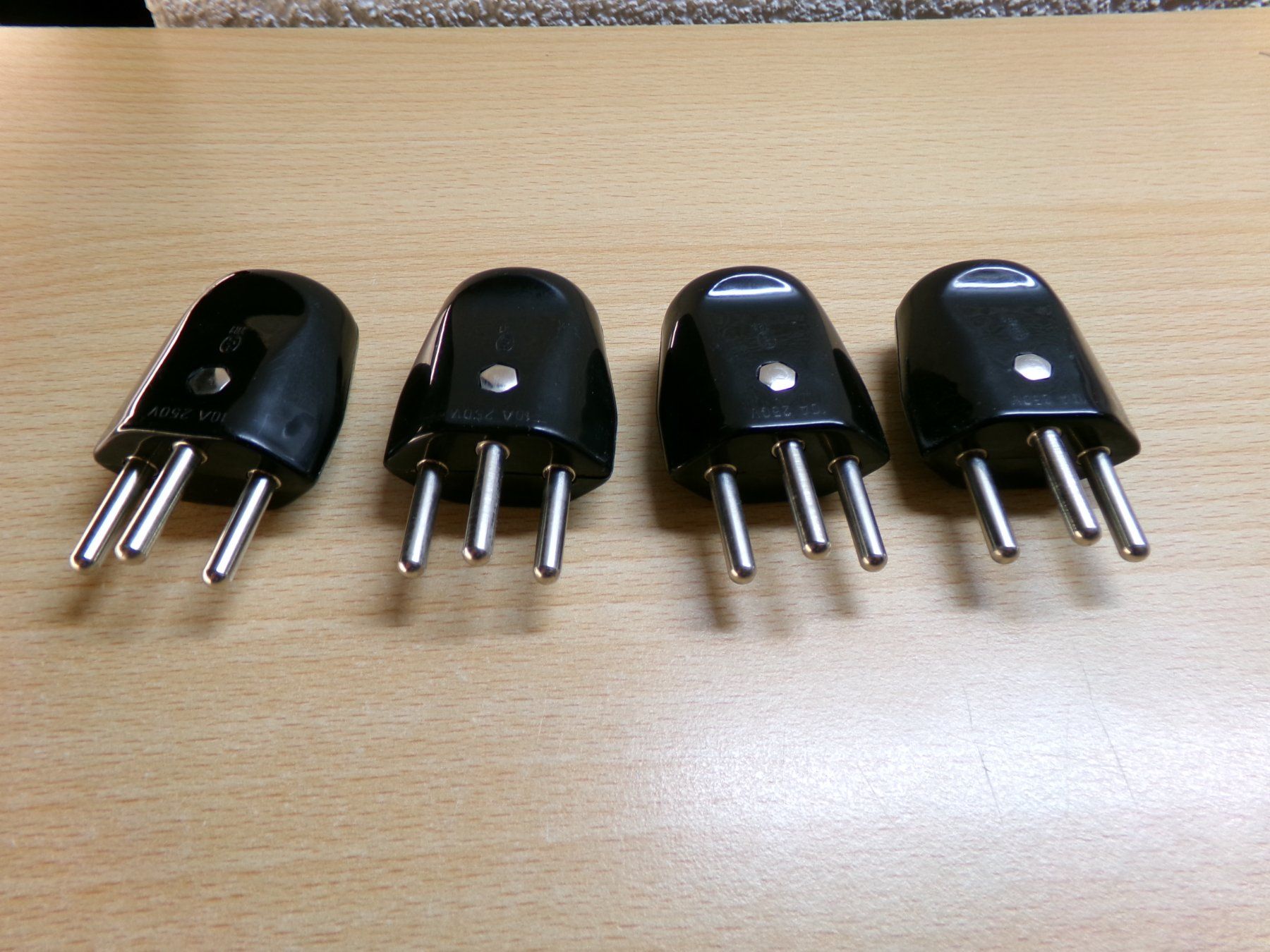 Spine: 4 Stecker Typ12 schwarz – Usato da Hombrechtikon venduto da Maloev17 2