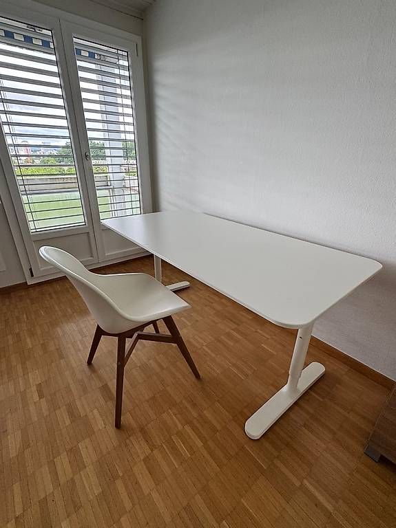 Scrivanie: BEKANT IKEA Tisch ink. Stuhl  – Usato da Zürich venduto da Chanaira