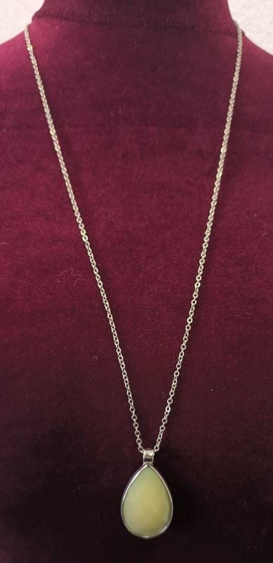Catenine: Kette mit Anhänger grünlich – Usato da Rüti ZH venduto da Restwert_Rueti_ZH 2