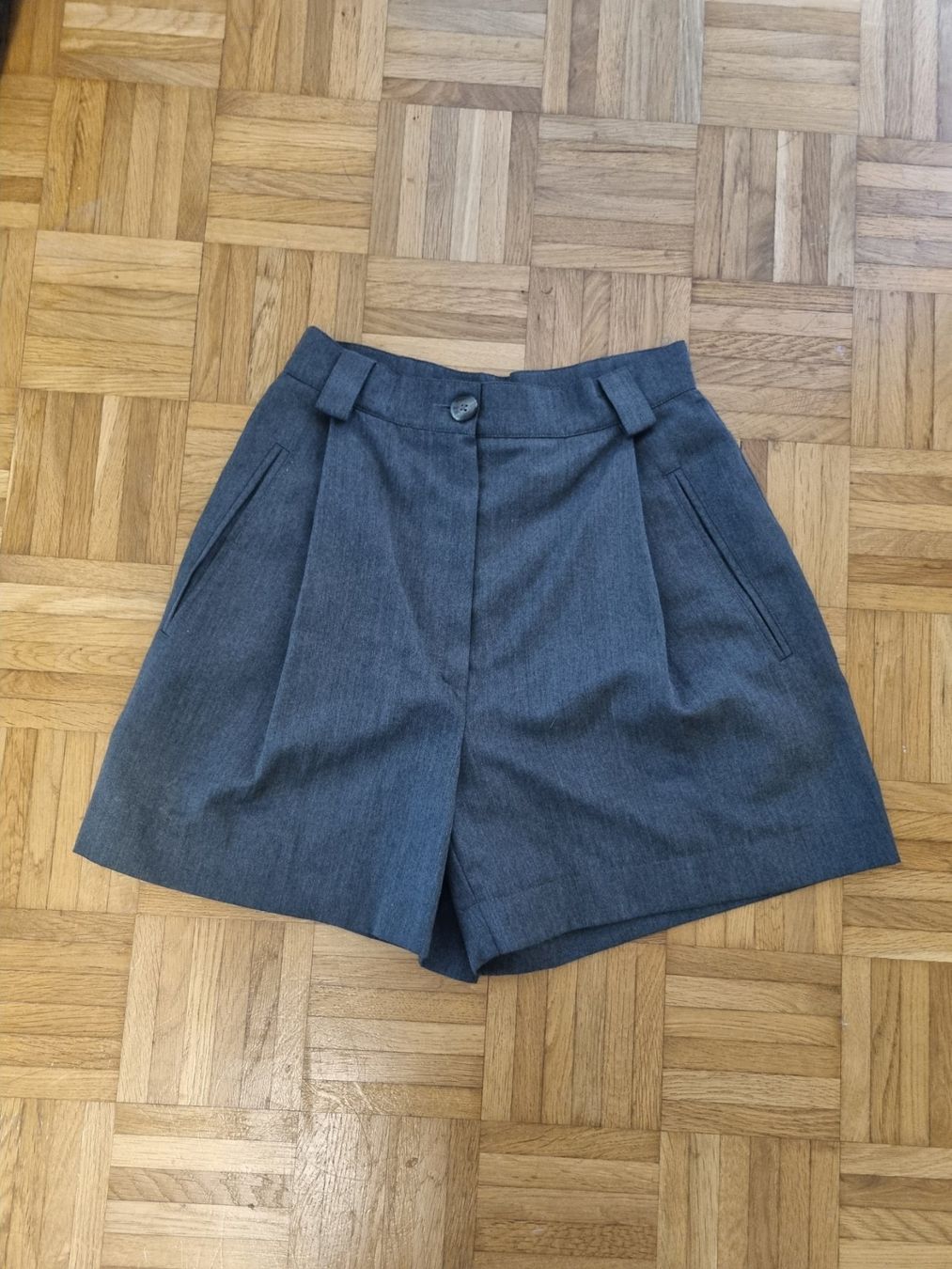 Pantaloni: Damen Shorts grau – Usato da Kaiseraugst venduto da archstud