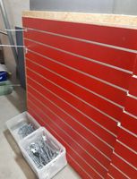 Rote Ladenbauwände mit Haken,Top Zustand