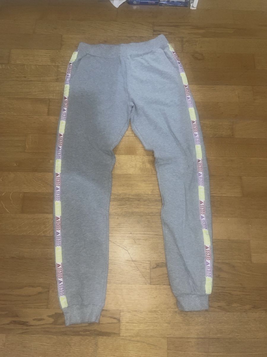 Guess Pantaloni: guess jogginghose grau – Nuovo (secondo la descrizione) da Windisch venduto da loro1234.