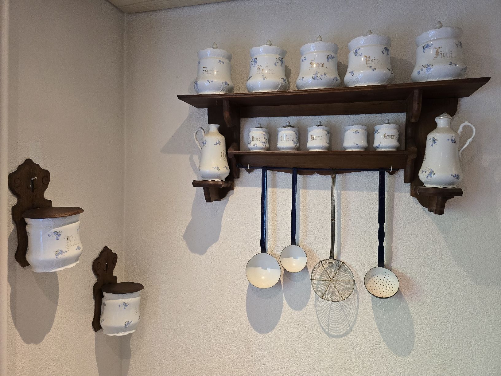 Cucine complete: Antikes Küchenensemble mit Töpfen und Schöpfkellen Emaille  – Usato da Kestenholz venduto da _Nostalgia_ 1