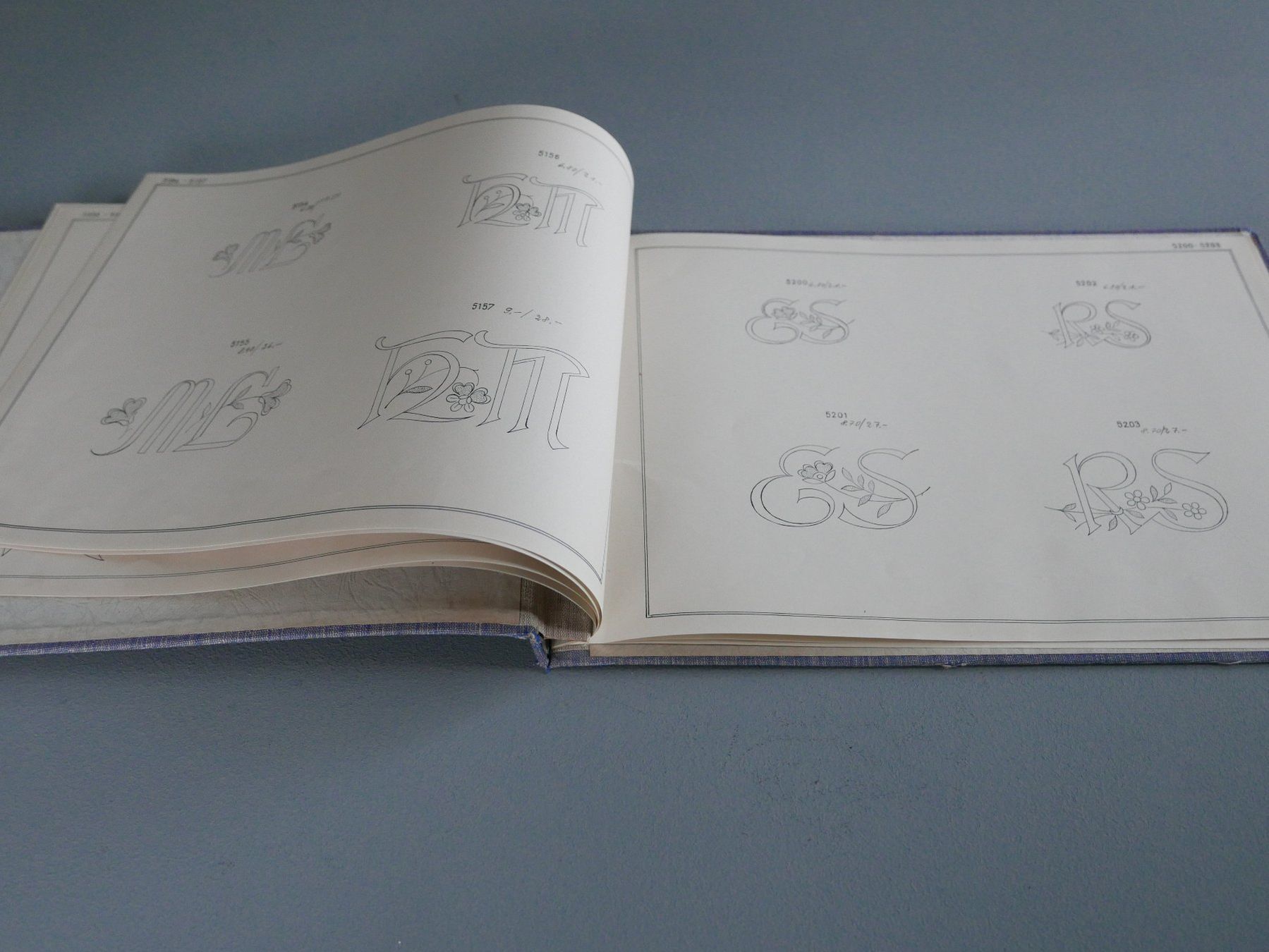 Bücher: ANTIKES MUSTERBUCH VORLAGE GESTICKTE MONOGRAMME – Gebraucht aus Balgach von Zwischenraum 8
