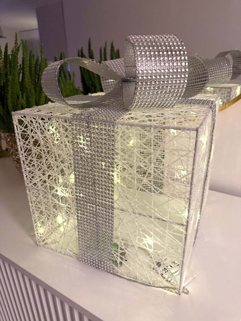 Alle Dekorationen: Weihnachtsdeko Geschenkbox mit LED Beleuchtung silbern – Neu und originalverpackt aus Bern von Miraitrading.ch 1