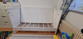 Kinderbett weiss mit Matratze und Gitter gebrauchter Zustand