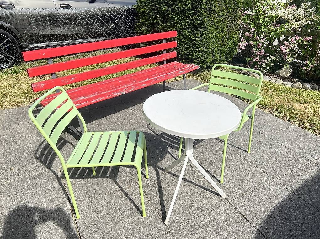 Set di tavolo e panche: Gartenmöbel: Tisch 2 Stühle Metall – Usato da Balsthal venduto da Floeguh