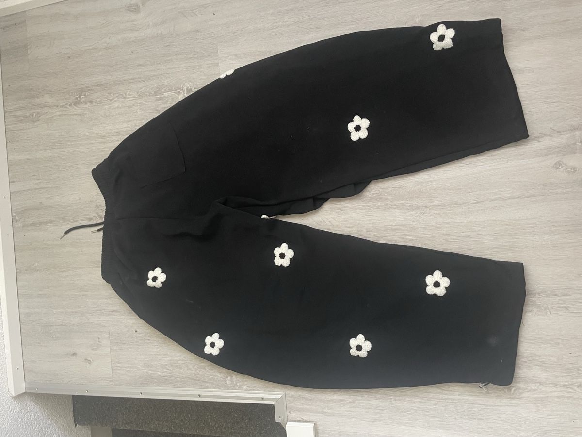Hosen: Schwarze Hose mit Blumenmuster Grösse M neu – Gebraucht aus Ennetaach von Ustraessle 3