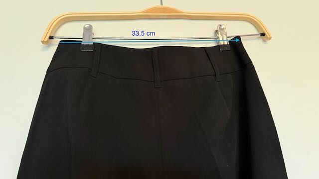 Pantaloni: Schwarze Bügelfaltenhose Gr. 36 – Usato da Winterthur venduto da ing_pd8f 7