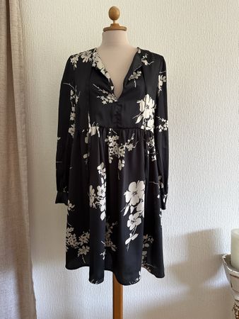 Robe Vicolo imprimé floral noir et blanc taille M 40-60