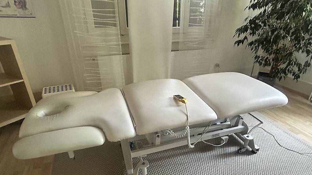 Fauteuils de soin: Elektrische Massage- / Therapieliege – D'occasion à Liebefeld par Sigusa