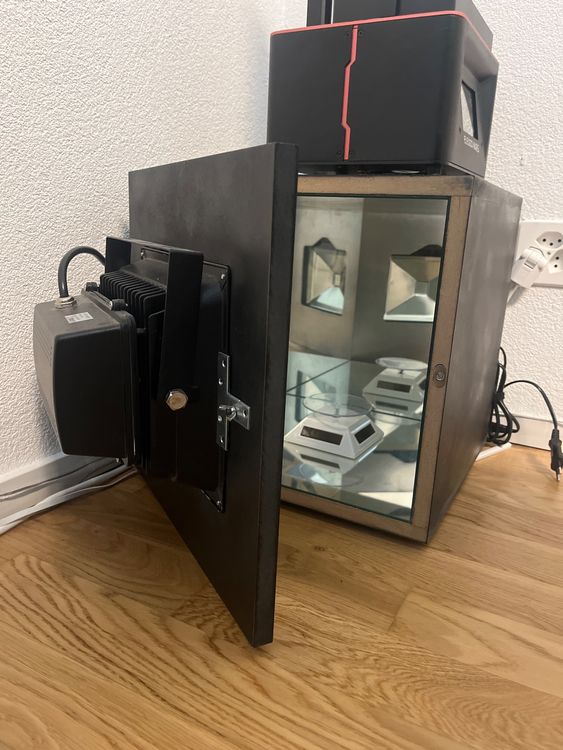 Elegoo Imprimante 3D: Imprimante 3D résine Elegoo Mars v1 + Caisson projecteur UV – D'occasion à Bussigny par Diogoid 2