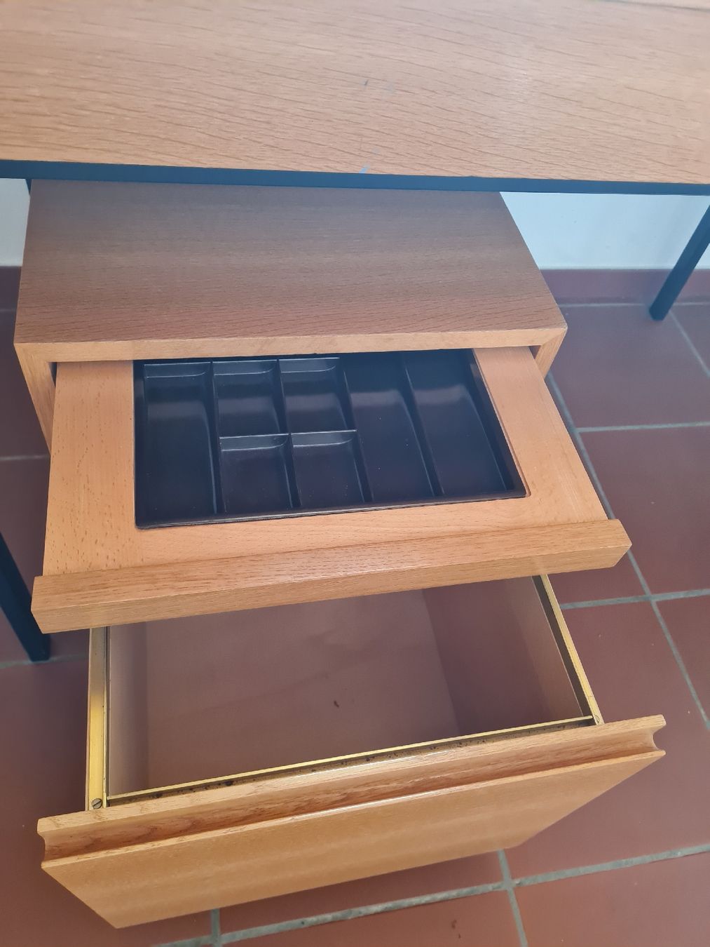 Bureaux: Schreibtisch mit Korpus – D'occasion à Kleinandelfingen par reg_yg6p 2