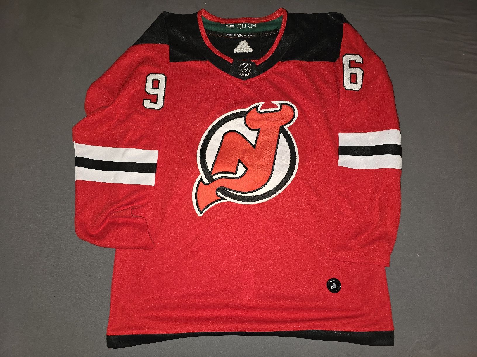 Leibchen & Hosen: New Jersey Devils Jersey Timo Meier – Gebraucht aus Reigoldswil von stonie73
