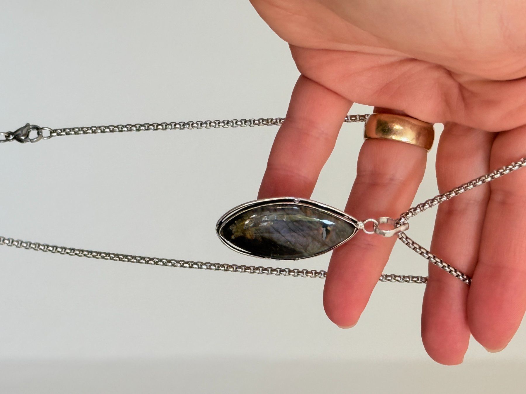 Ketten: Collier avec pendentif labradorite – Neu und originalverpackt aus Genève von AGBERG 9
