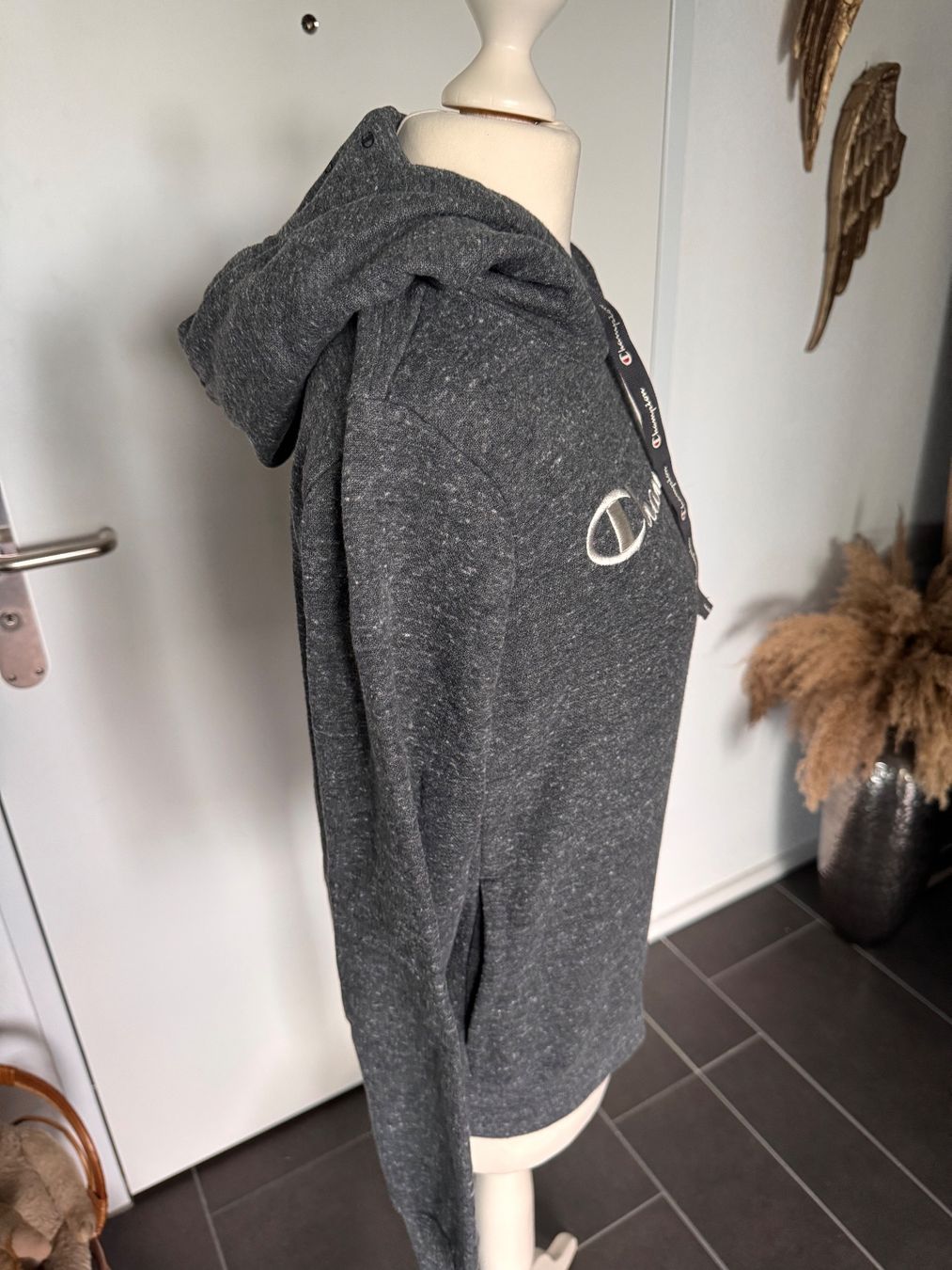 Champion Pullover & Sweatshirts: Warmer Pullover Hoodie Champion Grau melliert Gr. S – Gebraucht aus Rothrist von Fondgruebe 1
