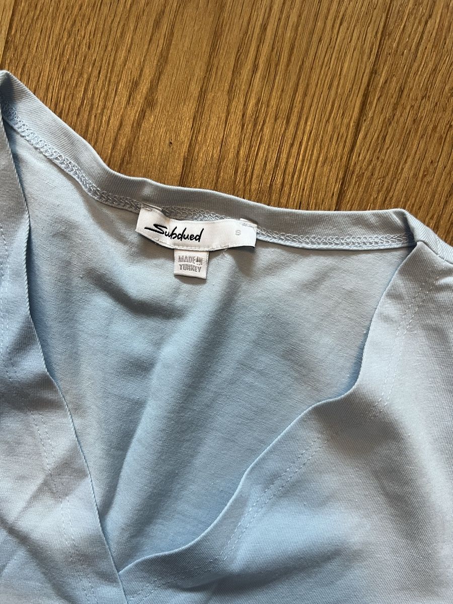 Top: Blaues Crop Top mit V-Ausschnitt – Nuovo (secondo la descrizione) da Frauenfeld venduto da vik_d96k 1
