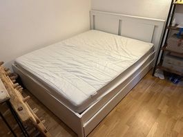 Doppelbett mit Matratze und Matratzenschoner (kaum genutzt)