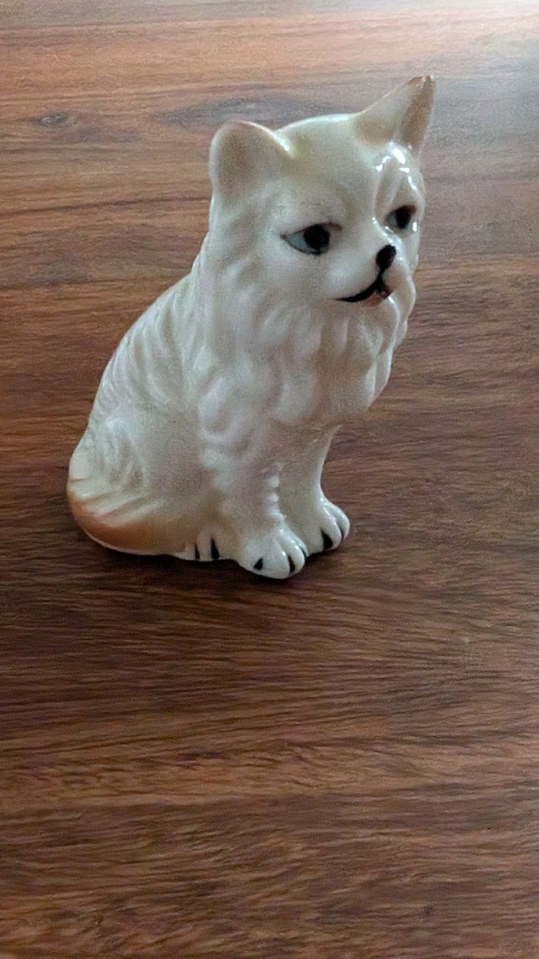 Statuette: Keramik Hund Figur weiss sitzend gebraucht – Nuovo (secondo la descrizione) da Rorschach venduto da Obi-Wan85