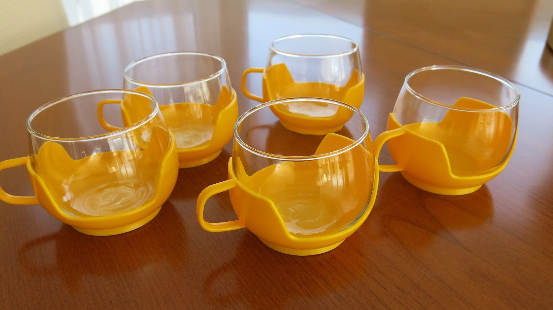 Set di piatti: Original 70ziger Jahre Teetassen – Usato da Lachen SZ venduto da artbyblondangel 6