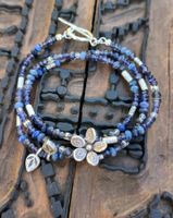 Wickelarmband aus Iolit, Dumordierit und Silber