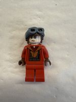 1 LEGO Figur mit Fliegermontur und Brille