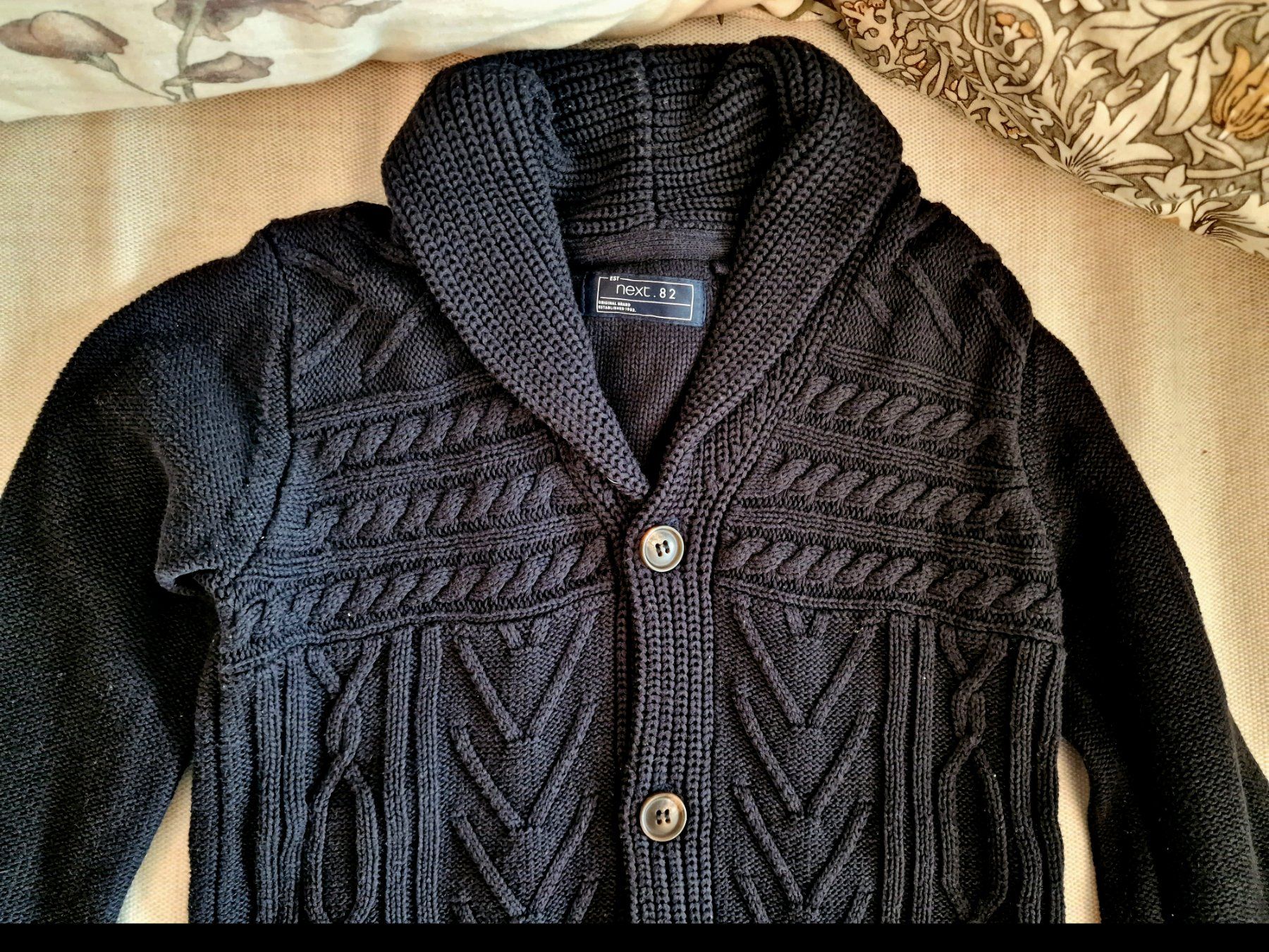 Next Pulls et sweat-shirts: Dunkelblauer Zopfstrickpullover mit Schalkragen Gr. 128 – D'occasion à Zürich par Pemberleys 2