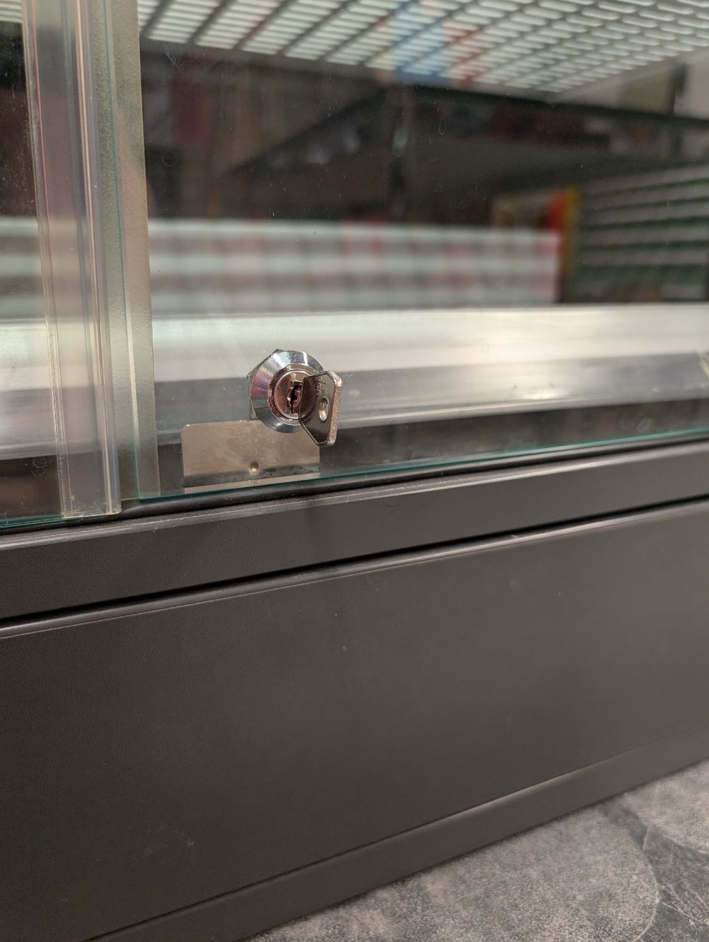 Humidor per sigari: Grosser, stabiler Humidor abschliessbar – Usato da Derendingen venduto da AssaAbloy 2