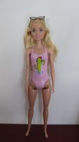 Barbie Spielpuppe mit Badeanzug und Sonnenbrille