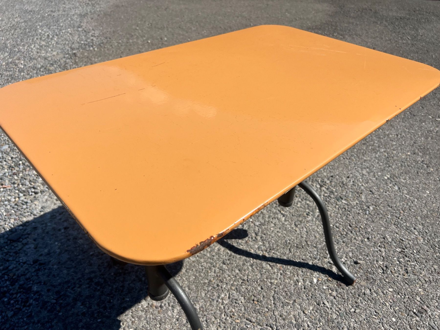 Tables: Gartentisch / Blechtisch in Orange – D'occasion à Otelfingen par Yossi-68 4
