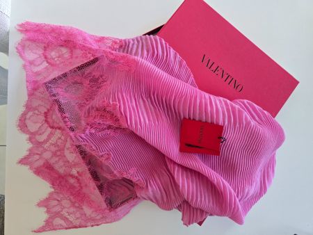 Original Valentino Plissée-Stola mit edler Spitze - Neu