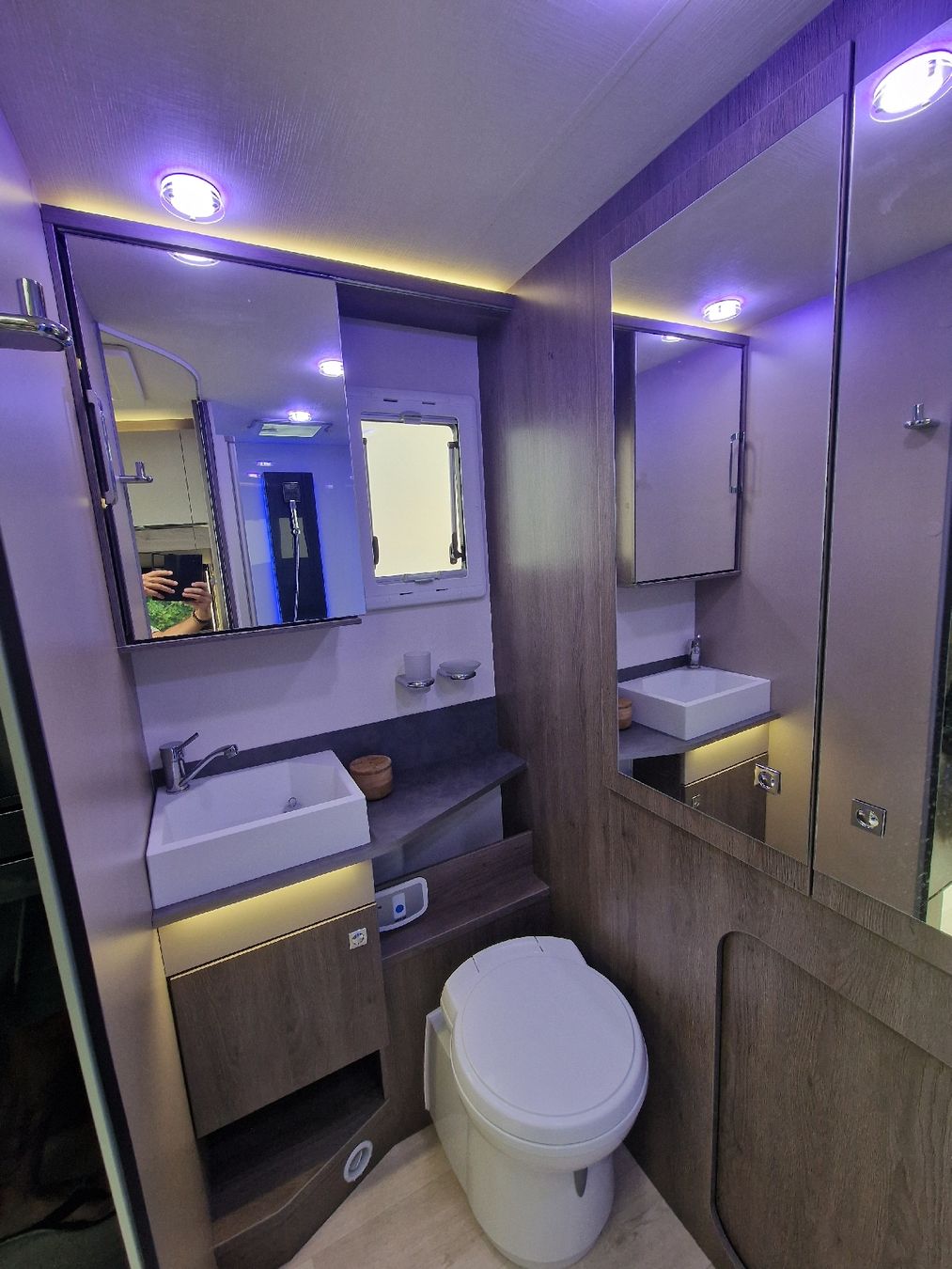 Challenger Véhicules de camping: Absolut Neuwertig Ford Challenger Graphite 260 – D'occasion à Rotkreuz par mech-tech 7