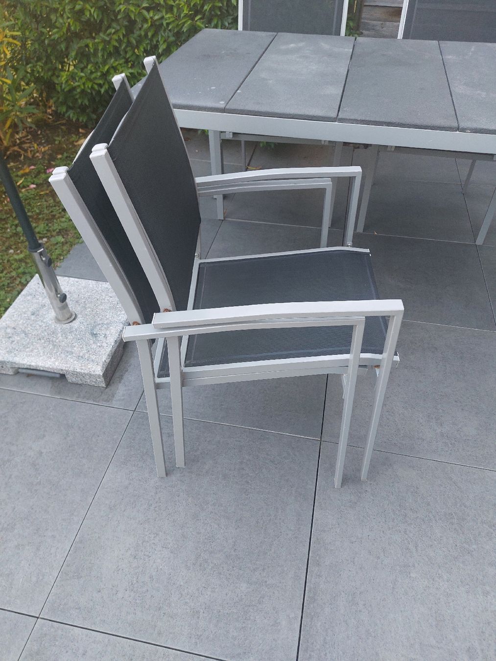Set di tavolo e panche: Massiver Gartentisch mit 4 Stühlen - ab CHF 1.- – Usato da Dübendorf venduto da cviko1 2