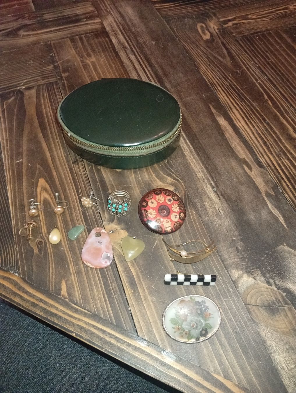 Autres bijoux: Schmuckkästchen mit diverses Modeschmuck Set gebraucht. – D'occasion à Engelburg par Vintage-Herz