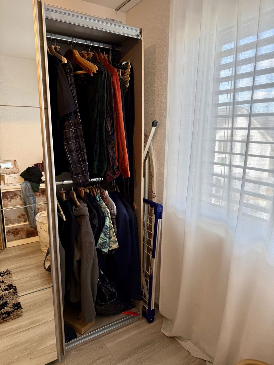 Schränke: Grosser Kleiderschrank mit Spiegeltüren – Gebraucht aus Feuerthalen von man_yc7y 3